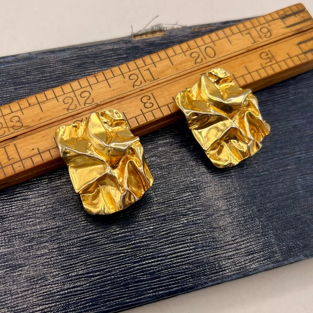 Chunky vintage gold tone clip on earrings geometric abstract crinkled boxy 1980s - Picture 2 of 7